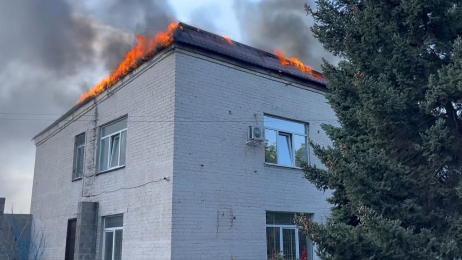 Из-за вражеской атаки в Межевой загорелось здание Центра активности граждан (ВИДЕО)