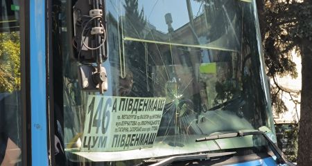 В Днепре мужчина кулаком разбил лобовое стекло маршрутки (ФОТО, ВИДЕО)