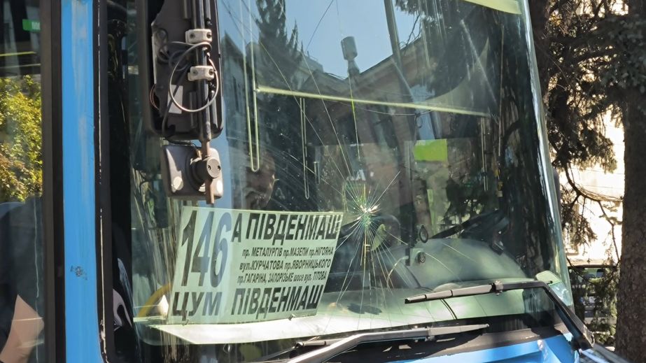 В Днепре мужчина кулаком разбил лобовое стекло маршрутки (ФОТО, ВИДЕО)