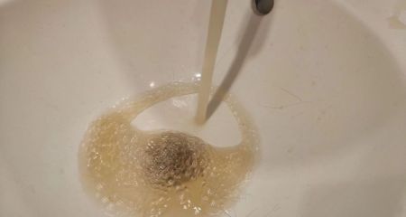 В Каменском из кранов течет "земляная" вода (ВИДЕО)