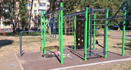 В Кривом Роге на новой спортплощадке, которую недавно обокрали, оставили кучу мусора