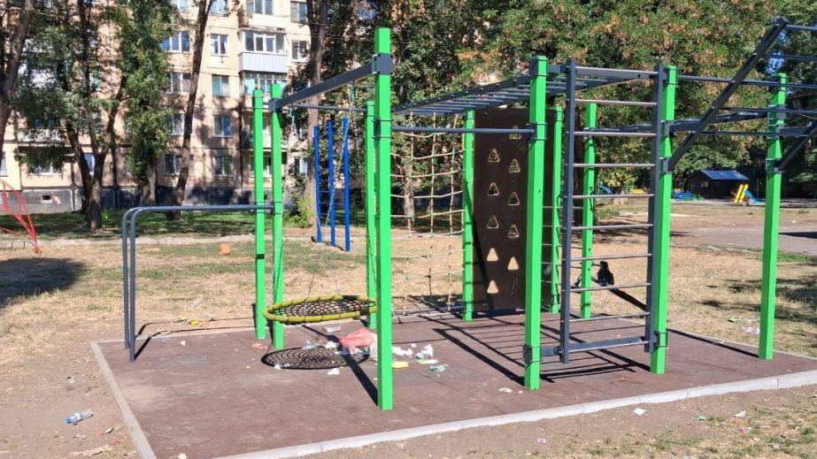 В Кривом Роге на новой спортплощадке, которую недавно обокрали, оставили кучу мусора