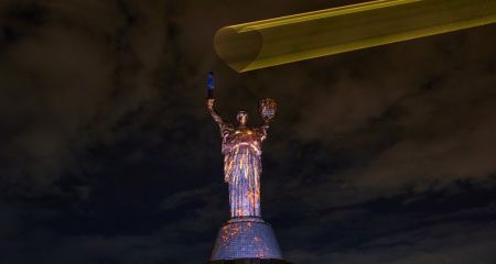 Дизайнер света из Днепра разработал уникальную инсталляцию для монумента "Родина-мать" в Киеве (ФОТО, ВИДЕО)