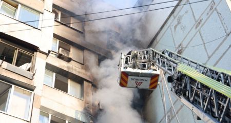 В ГСЧС показали кадры ликвидации последствий комбинированной атаки на Днепр (ФОТО)