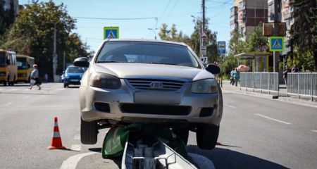 У Дніпрі автівка налетіла на відбійник та повисла на ньому (ФОТО, ВІДЕО)