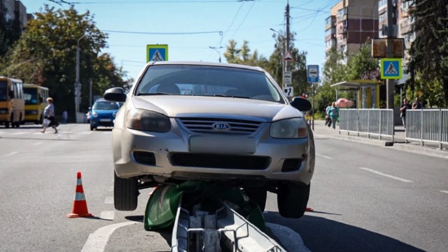 В Днепре автомобиль налетел на отбойник и повис на нем (ФОТО, ВИДЕО)
