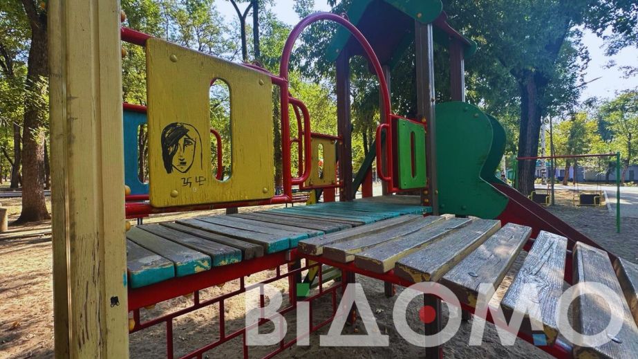 В Днепре подростки разбили детскую площадку (ВИДЕО)