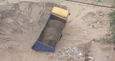 У Дніпрі вантажівка провалився під землю (ФОТО, ВІДЕО)