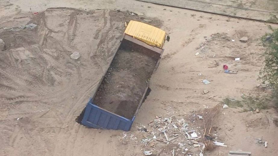 У Дніпрі вантажівка провалився під землю (ФОТО, ВІДЕО)
