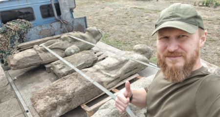 Евакуація триває: до Дніпра перевезли ще три старовинні кам’яні скульптури