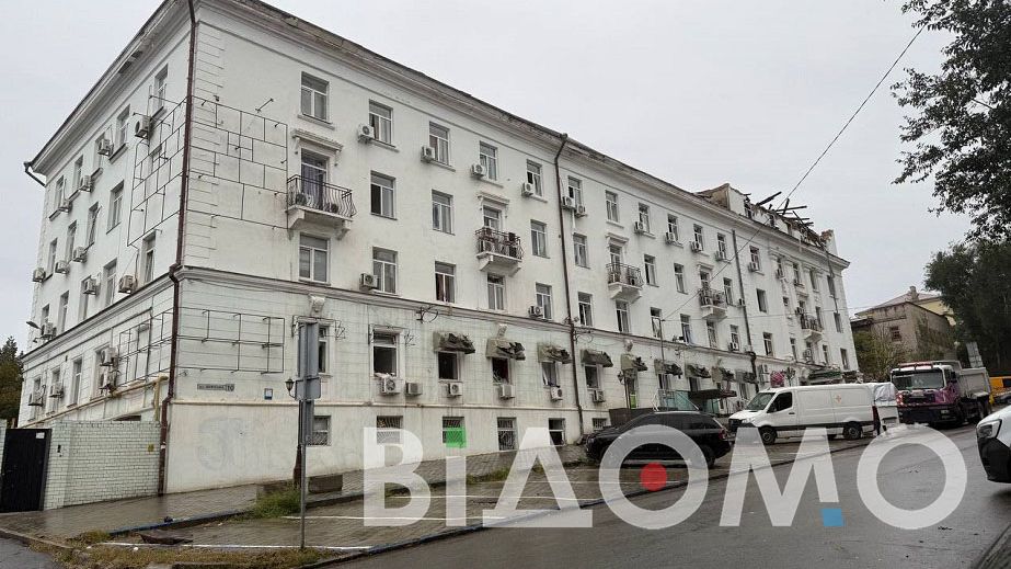 Побитые крыши и изуродованные автомобили: как Днепр приходит в себя после "шахедной атаки" (ФОТО, ВИДЕО)