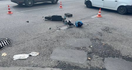 У Дніпрі на на Сонячній Набережній легковик збив людину на самокаті (ФОТО)