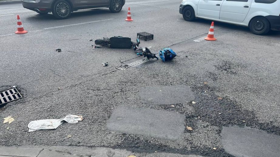У Дніпрі на на Сонячній Набережній легковик збив людину на самокаті (ФОТО)