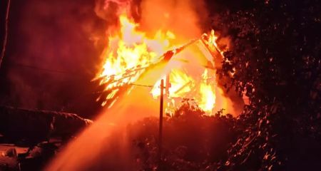 У Камʼянському вирувало полумʼя у приватній оселі (ФОТО)