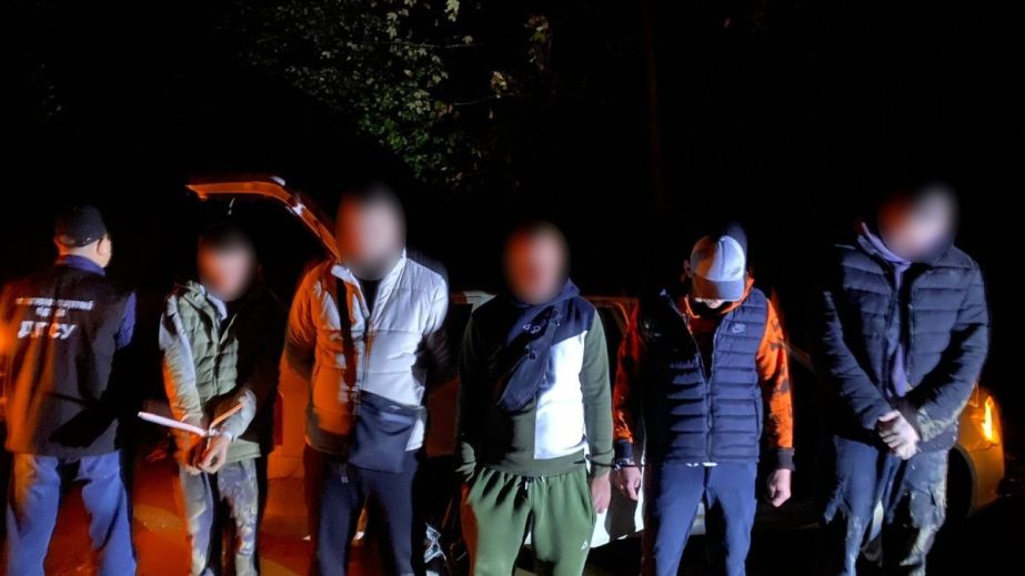 Трансфер за 7,5 тисячі євро: жителі Дніпропетровщини намагалися автівкою прорватися до Румунїї (ФОТО)
