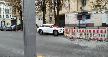У Дніпрі автомобіль Lexus облили червоною фарбою (ФОТО)