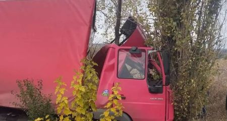В двух авариях на Днепропетровщине спасатели доставали людей из разбитых авто (ФОТО)