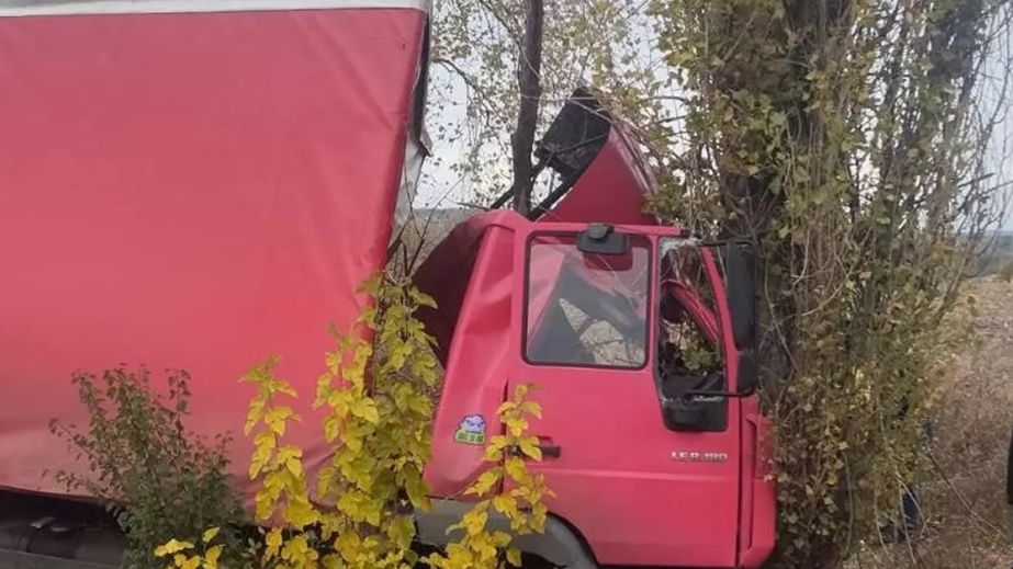 В двух авариях на Днепропетровщине спасатели доставали людей из разбитых авто (ФОТО)