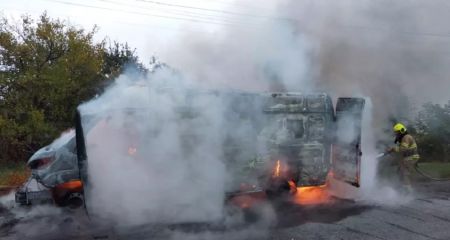 В Днепровском районе дотла выгорел микроавтобус (ФОТО)