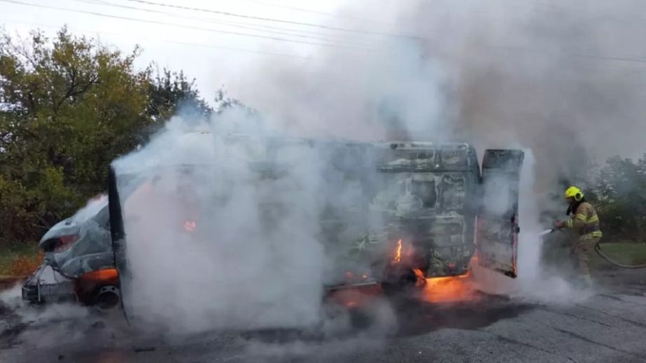 У Дніпровському районі вщент згорів мікроавтобус (ФОТО)