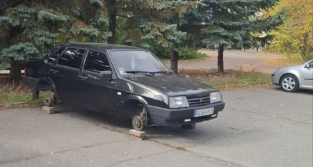 В одном из микрорайонов Кривого Рога неизвестные "разули" автомобили (ФОТО)