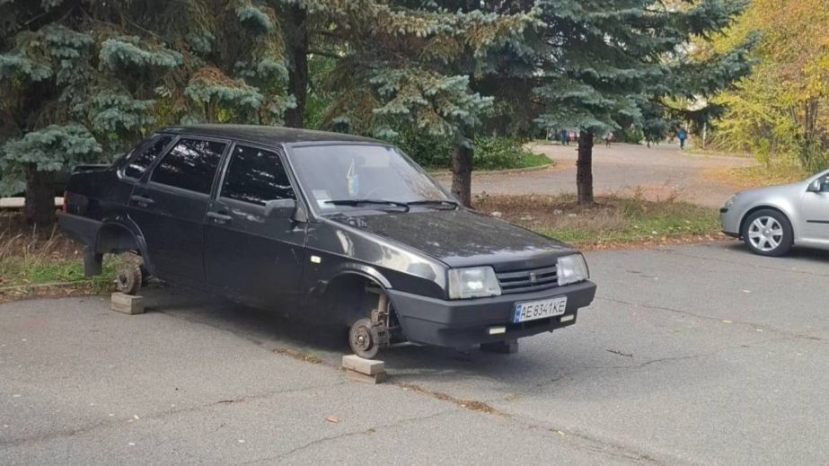 В одном из микрорайонов Кривого Рога неизвестные "разули" автомобили (ФОТО)