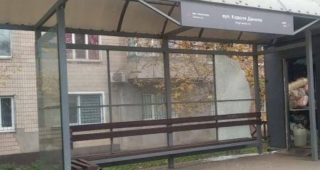 Третя за тиждень: у Кривому Розі вандали розбили чергову зупинку (ФОТО)