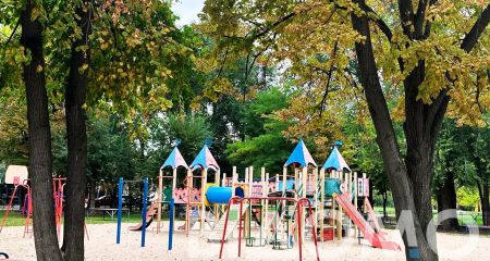 В городе на Днепропетровщине детскую площадку строят посреди футбольного поля (ВИДЕО)