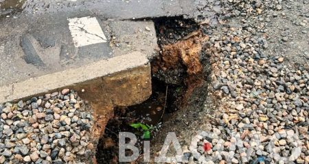 У Кривому Розі вантажівка провалилася під тротуар (ФОТО, ВІДЕО)