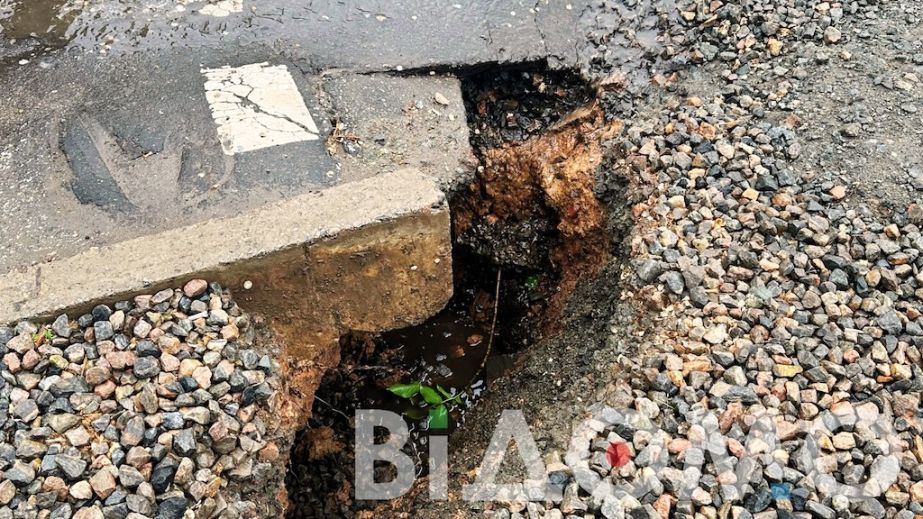 В Кривом Роге грузовик провалился под тротуар (ФОТО, ВИДЕО)