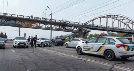 На камеры видеонаблюдения попал момент аварии на Сичеславской Набережной Днепра