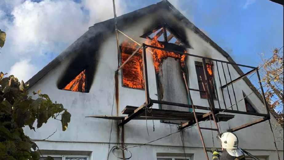 В Павлоградском районе горел дом (ФОТО)