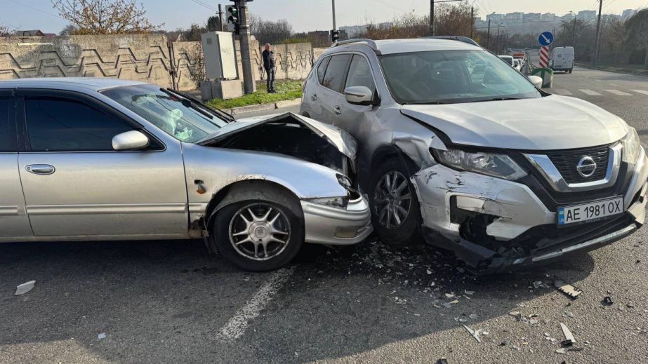 У Дніпрі на проїзді Гальченка зіштовхнулися дві автівки: утворився масштабний затор (ФОТО)