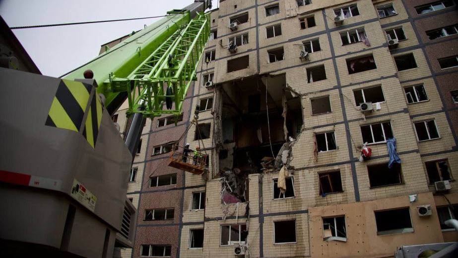 Масована атака на Дніпро 8 листопада: з-під завалів багатоповерхівки дістали тіло людини