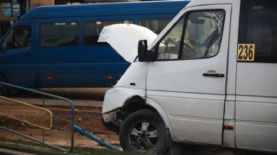В Днепре маршрутка влетела в ограждение (ФОТО)