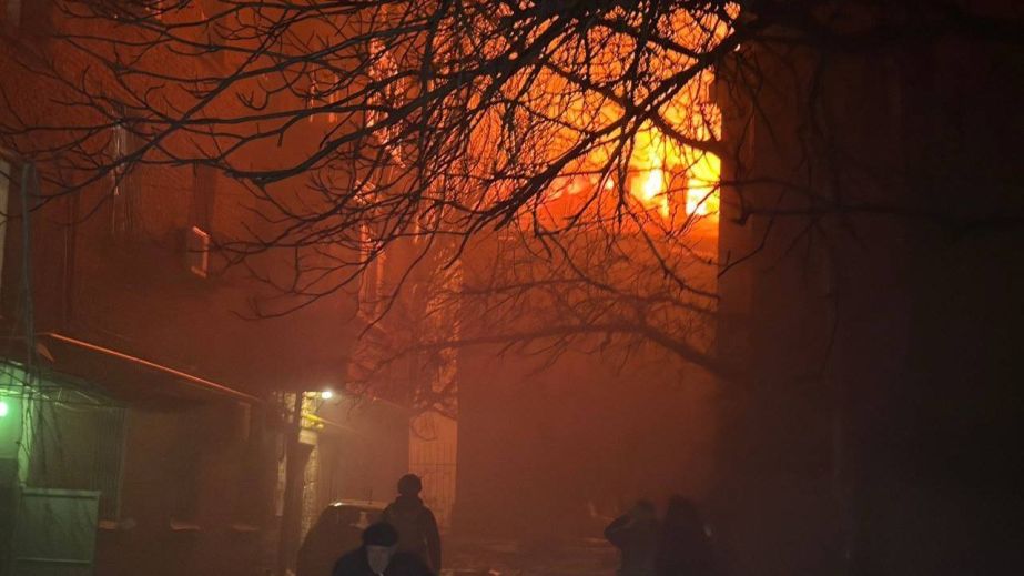 Ночью враг массированно ударил по Днепру "шахедами": горели здания и автомобили, пострадали люди (ФОТО)