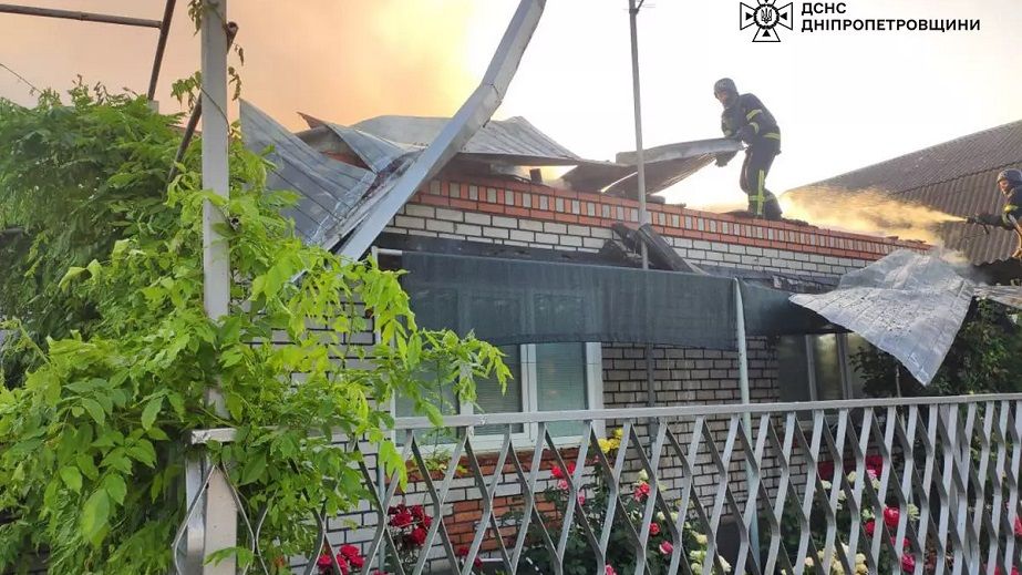 Как в Никополе спасатели тушили сильный пожар после обстрела