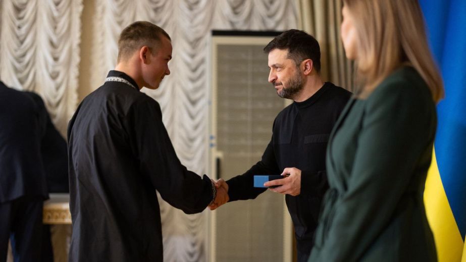 Рятував людей під час обстрілів: Зеленський нагородив 16-річного хлопця з Нікопольщини (ФОТО)