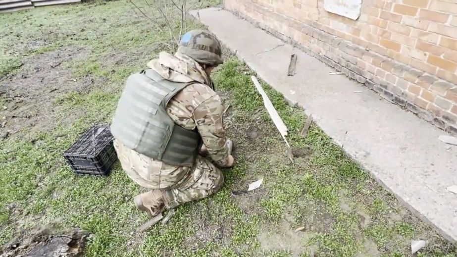 На Нікопольщині вибухотехніки знешкодили боєприпас, що впав біля будинку і не здетонував (ВІДЕО)