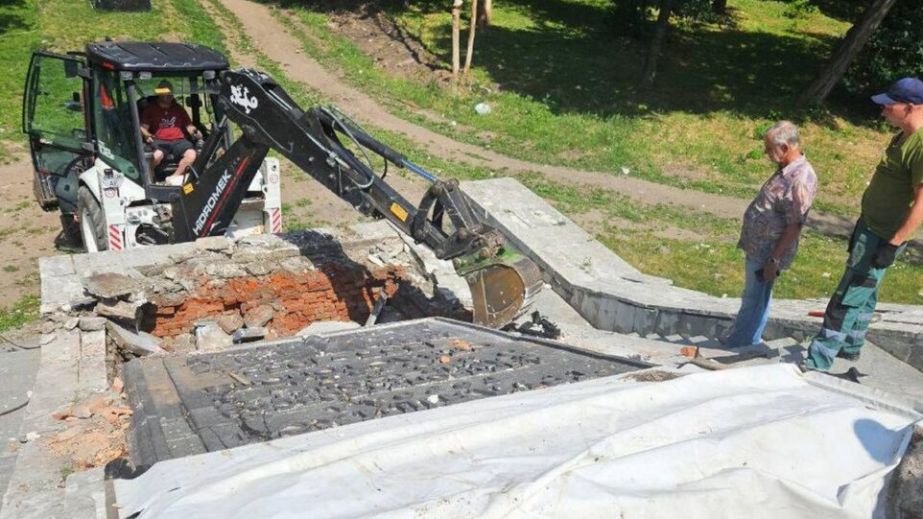 У Севастопольському парку Дніпра демонтують частину пам’ятника (ФОТО)