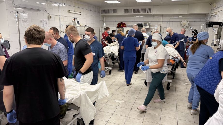 Кров ллється з каталок: у лікарні Дніпра розповіли про порятунок поранених внаслідок ракетного удару 1 грудня