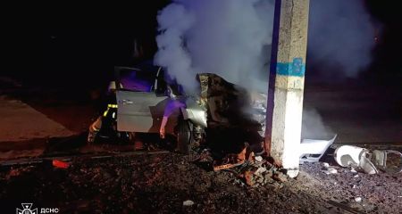 На Дніпропетровщині автомобіль врізався у стовп і спалахнув: постраждала дитина