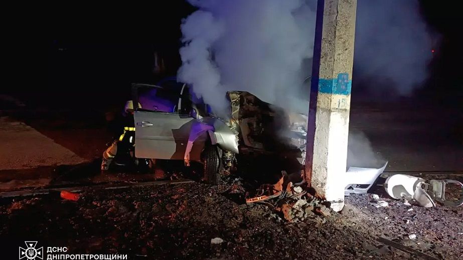 На Дніпропетровщині автомобіль врізався у стовп і спалахнув: постраждала дитина
