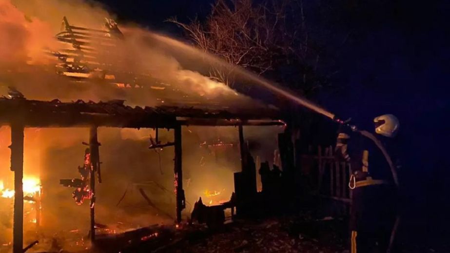 У Павлоградському районі вночі палав будинок (ФОТО)