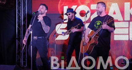 В Днепре солист Kozak System Иван Леньо поздравил военных с Днем ВСУ (ЭКСКЛЮЗИВНОЕ ВИДЕО)