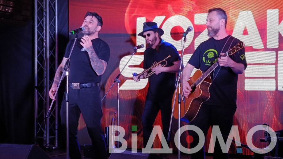 В Днепре солист Kozak System Иван Леньо поздравил военных с Днем ВСУ (ЭКСКЛЮЗИВНОЕ ВИДЕО)