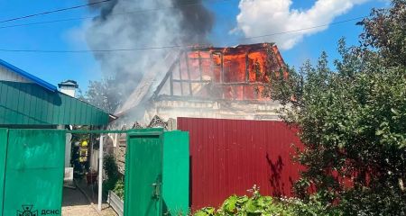 В Днепре загорелся дом в АНД районе города