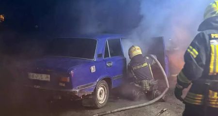 В Днепре посреди улицы загорелась легковушка