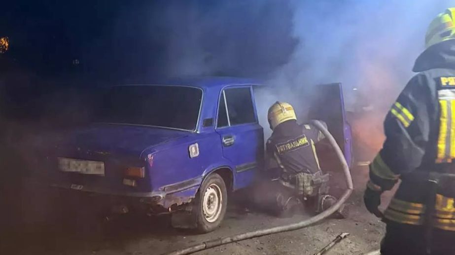 У Дніпрі посеред вулиці загорівся легковик