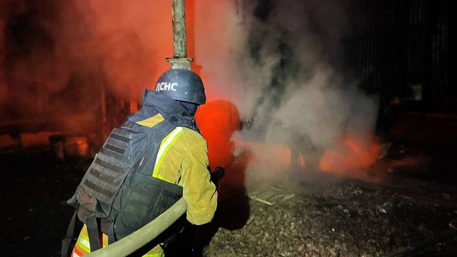 Внаслідок обстрілу Синельниківського району поранено рятувальника та працівника підприємства (ФОТО)